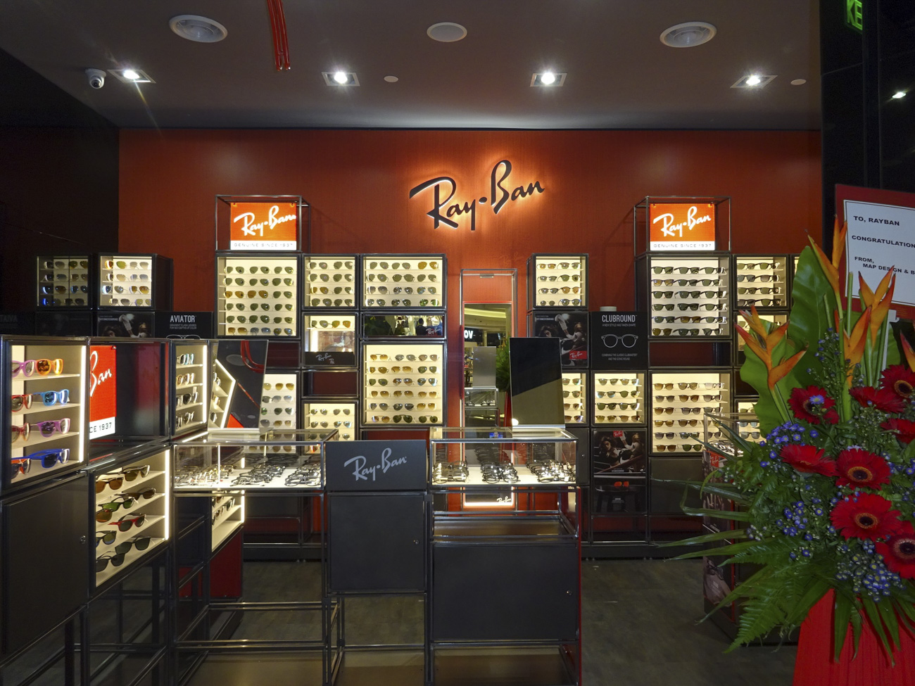 First Ray-Ban Store - Luxottica