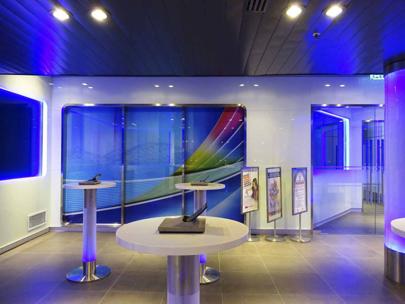 Lounge Complements Adjoining Store - Mevius