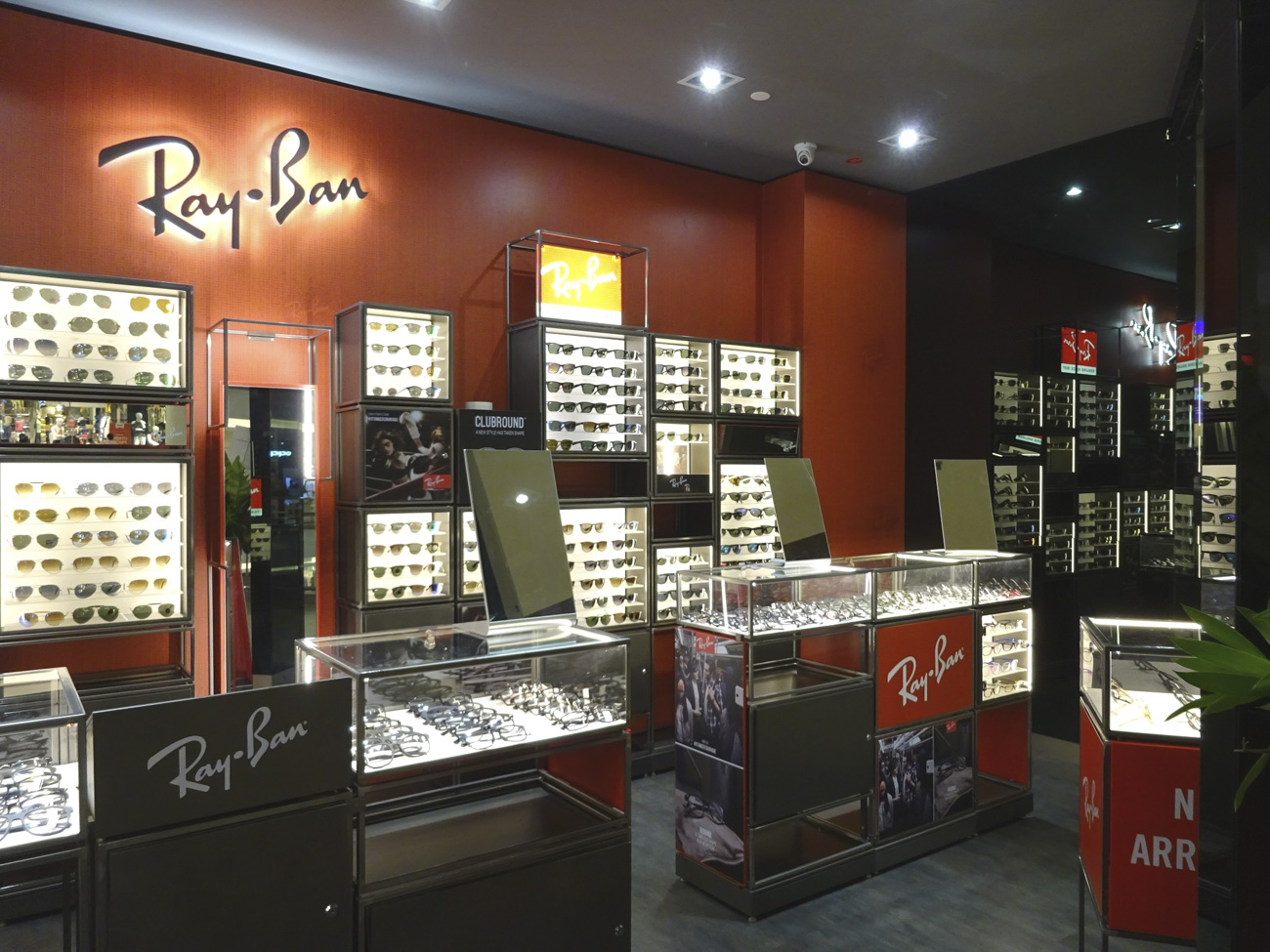 First Ray-Ban Store - Luxottica